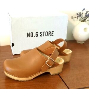 No. 6 clogs in palomino with shearling lining